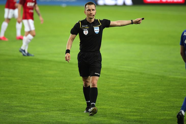 Ref signalling half time